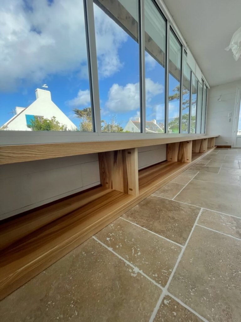Banc bibliothèque frêne finition Rubio baie vitrée paysage bretagne