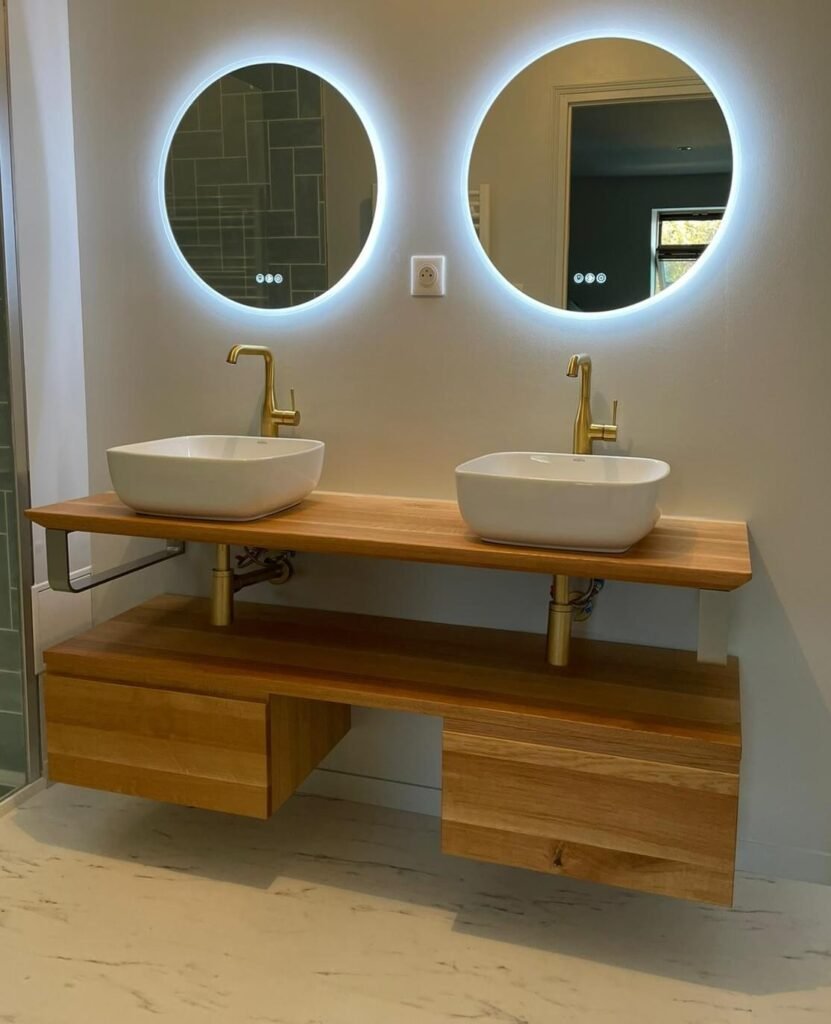 Salle de bain double vasque miroir rond robinet doré