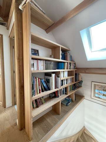 Bibliothèque escalier frêne