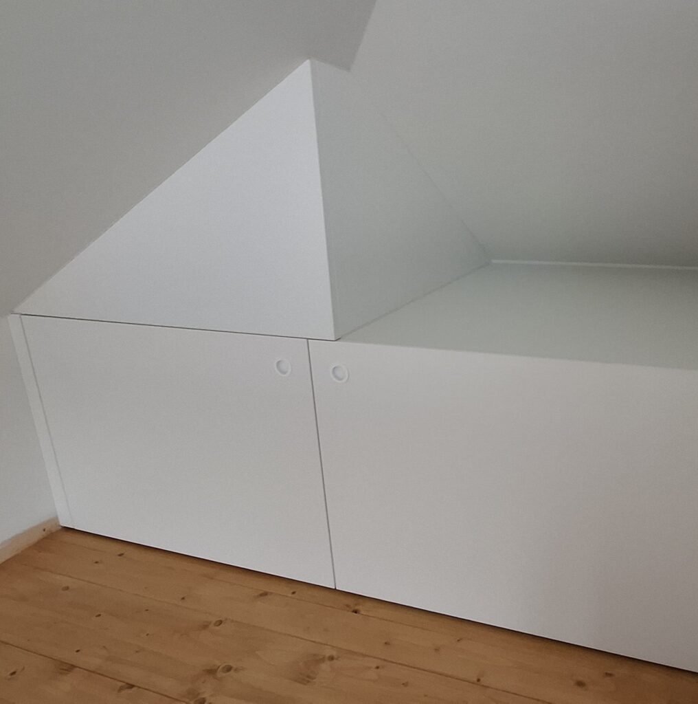 Placard sous pente angle